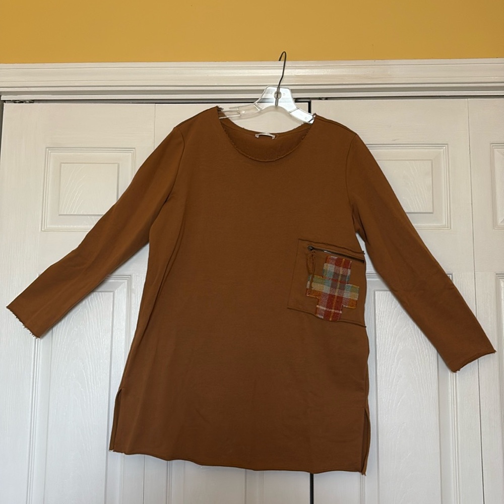 Long sleeve top with side splits.